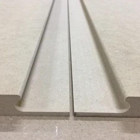 CNC-vel mart fogantyúprofil részlete MDF bútoralkatrészen