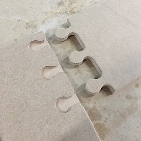 CNC-vel mart egymásba illeszkedő MDF sablonalkatrészek