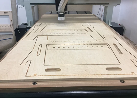 Plywoodthings munkaállvány rétegeltlemez-alkatrészei nesting elrendezésben a CNC vákuumasztalán
